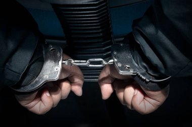 Adam elleri kelepçeli bir sandalyede oturuyordu. Şiddet kavramı