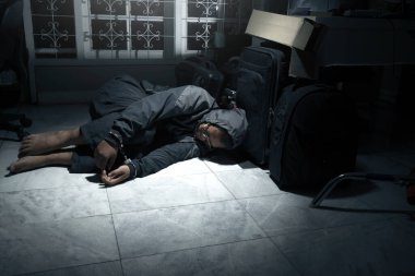 Elleri kelepçeli adam. Şiddet kavramı