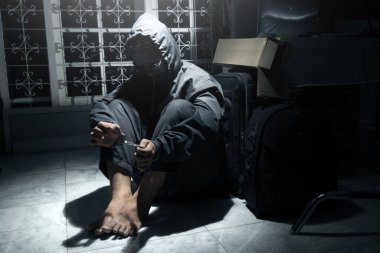 Elleri kelepçeli adam. Şiddet kavramı