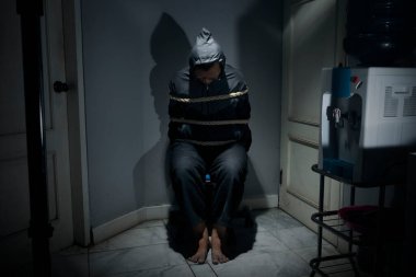 Adam elleri iple bağlanmış bir sandalyede oturuyordu. Şiddet kavramı