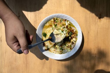 Tavuk çorbası (Soto Ayam) servis için hazır. Geleneksel Endonezya yemekleri