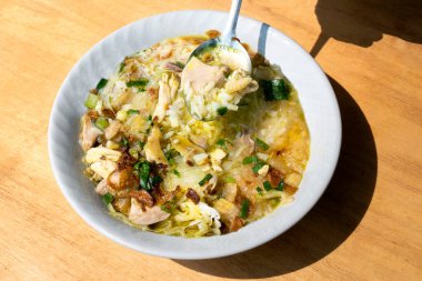 Tavuk çorbası (Soto Ayam) servis için hazır. Geleneksel Endonezya yemekleri