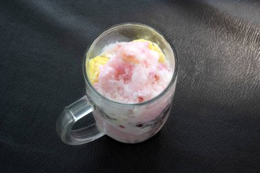 Dopingli. Endonezya 'dan geleneksel meyve buzu rendelenmiş hindistan cevizi, tapai, siyah yapışkan pirinç ve süt. Endonezya sokak yemekleri