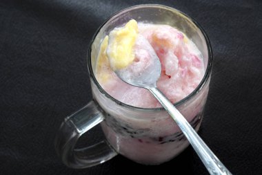 Dopingli. Endonezya 'dan geleneksel meyve buzu rendelenmiş hindistan cevizi, tapai, siyah yapışkan pirinç ve süt. Endonezya sokak yemekleri