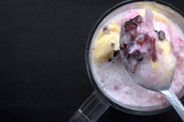 Dopingli. Endonezya 'dan geleneksel meyve buzu rendelenmiş hindistan cevizi, tapai, siyah yapışkan pirinç ve süt. Endonezya sokak yemekleri