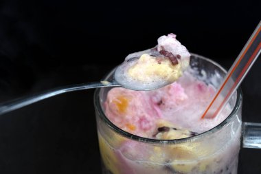 Dopingli. Endonezya 'dan geleneksel meyve buzu rendelenmiş hindistan cevizi, tapai, siyah yapışkan pirinç ve süt. Endonezya sokak yemekleri