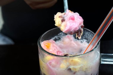 Dopingli. Endonezya 'dan geleneksel meyve buzu rendelenmiş hindistan cevizi, tapai, siyah yapışkan pirinç ve süt. Endonezya sokak yemekleri