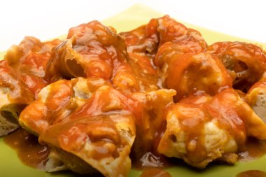 Tabakta fıstık sosu ve sosla birlikte Batagor (Bakso Tahu Goreng) servis edilir. Geleneksel Endonezya yemekleri