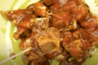 Tabakta fıstık sosu ve sosla birlikte Batagor (Bakso Tahu Goreng) servis edilir. Geleneksel Endonezya yemekleri