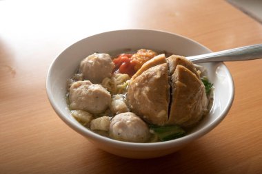 Kasedeki köfte çorbası (Bakso) servis için hazır. Geleneksel Endonezya yemekleri