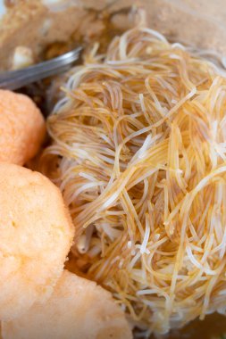 Ketoprak. Pirinç keki, pirinç vermicelli, fasulye filizi ve fıstık soslu soya peynirinden oluşur. Geleneksel Endonezya yemekleri