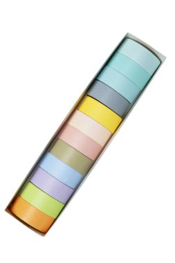 Beyaz arkaplanlı renkli kağıt bant