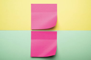 Renkli bir arkaplanda renkli bir not kağıdı