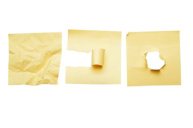 Buruşmuş not kağıdı ve yırtılmış not kağıdı beyaz arka planda