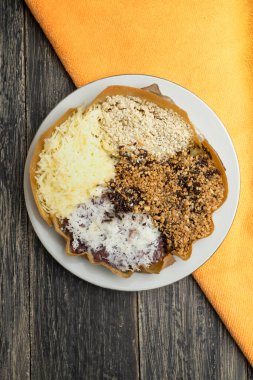 Tatlı Martabak (Martabak Manis) servis için hazır. Geleneksel Endonezya yemekleri