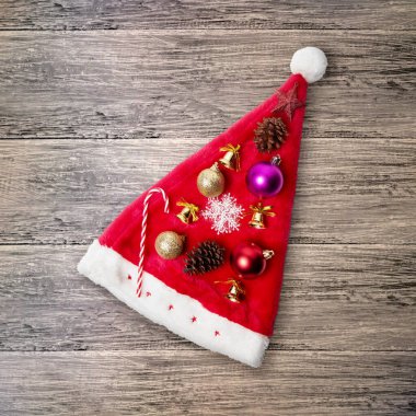 Noel Baba şapkası ve ahşap arka planda Noel süsü. Noel arkaplanı kavramı