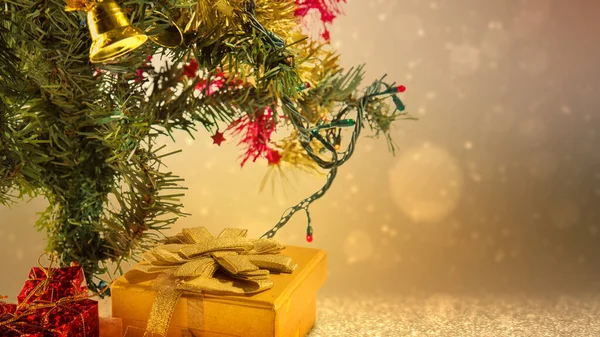 Dárková Krabice Vánoční Stromeček Rozmazanými Světly Pozadí Vánoční Pozadí Koncept — Stock fotografie