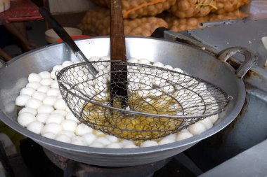 Kızarmış tapyoka topları (Cimol). Endonezya sokak yemekleri