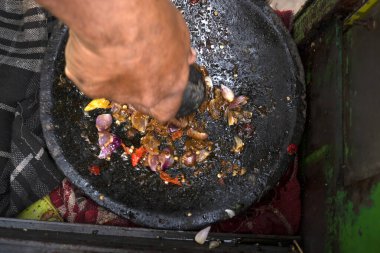 Tahu Gejrot. Kırmızı soğanlı, acılı ve baharatlı soslu dilimlenmiş tofu. Geleneksel Endonezya yemekleri