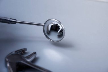 Gri arka planda diş aletleri. Dişçi ekipmanları ve araçları