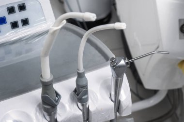 Dişçi kliniğinde diş aletleri. Dişçi ekipmanları ve araçları