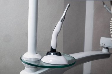 Dişçi kliniğinde diş aletleri. Dişçi ekipmanları ve araçları