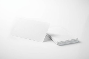 Beyaz arka planda yığınla kartvizit var. Kopya alanı için boş kartvizit