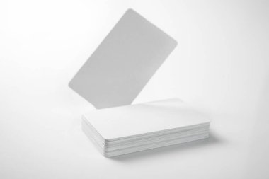 Beyaz arka planda yığınla kartvizit var. Kopya alanı için boş kartvizit