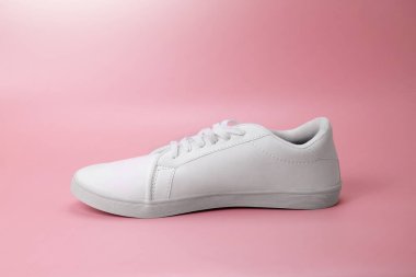 Renkli bir arkaplanda temiz beyaz spor ayakkabılarının yakın görüntüsü