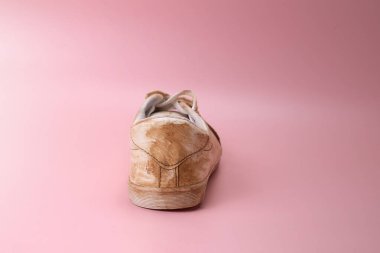 Renkli bir arka planda kirli beyaz spor ayakkabılarının yakın görüntüsü