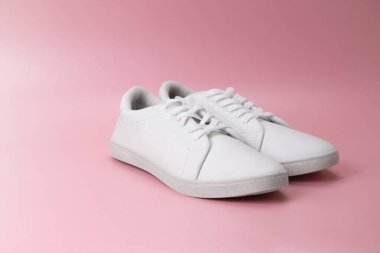 Renkli bir arkaplanda temiz beyaz spor ayakkabılarının yakın görüntüsü