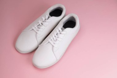 Renkli bir arkaplanda temiz beyaz spor ayakkabılarının yakın görüntüsü