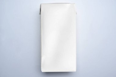 Beyaz arka planda ambalaj ürünü. Model için boş ambalaj ürünü kopyala