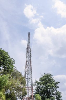 Telekomünikasyon kulesi mavi gökyüzü arka planına sahip