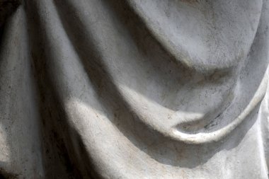 Beyaz duvarda eşsiz desenlere sahip mimari