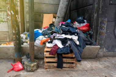 Yerdeki döküntüler. Yasadışı çöp atma