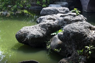Köprünün yanındaki göldeki büyük kayanın güneşli bir geçmişi var.