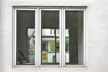 Binanın içini gören eski pencere çerçevesi