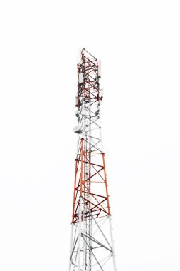 Telekomünikasyon kulesi beyaz arkaplan üzerinde izole
