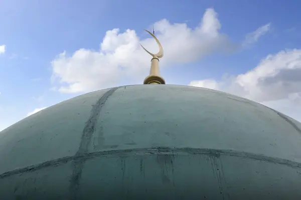 蓝天背景的清真寺圆顶 — 图库照片