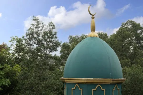 蓝天背景的清真寺圆顶 — 图库照片