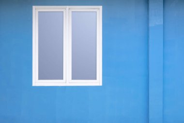 Mavi duvar binasındaki pencere çerçevesi