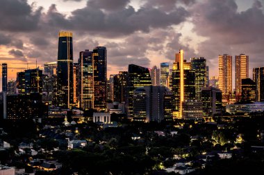 Öğleden sonra kentsel gökdelenler ile Panoramik Jakarta silueti. Jakarta, Endonezya