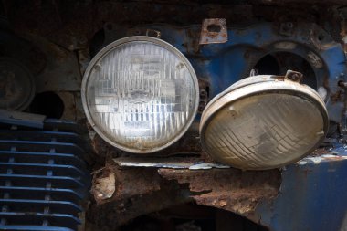 Kaza nedeniyle bozuk arabanın yakın görüntüsü.