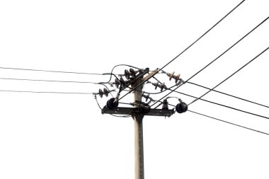 Yüksek voltajlı elektrik hatları kulesi beyaz arkaplan üzerinde izole