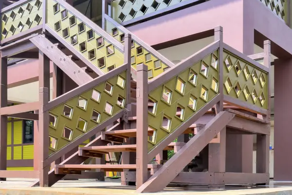 Endonezya 'da çeşitli geleneksel evler. Endonezya geleneksel evleri