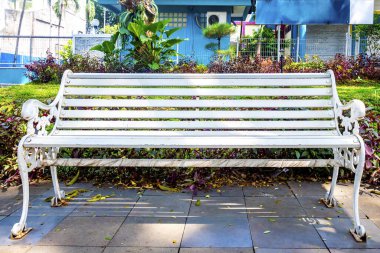 Parktaki patikada beyaz bir bank