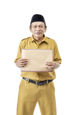 Beyaz arka planda izole edilmiş kahverengi bir zarf gösteren bir memur. Pegawai Negeri Sipil (PNS)