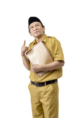 Beyaz arka planda izole edilmiş kahverengi bir zarf taşıyan bir devlet memuru. Pegawai Negeri Sipil (PNS)