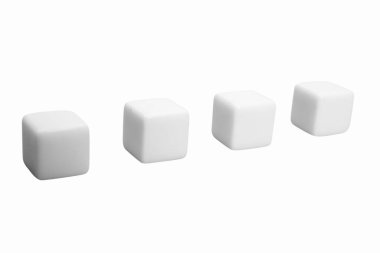 Beyaz arkaplan üzerinde izole edilmiş küçük küplerin yakın görüntüsü